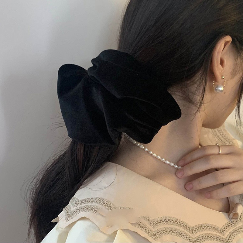 Oversize Black Velvet Scrunchi - Freshwater Line recension och pris