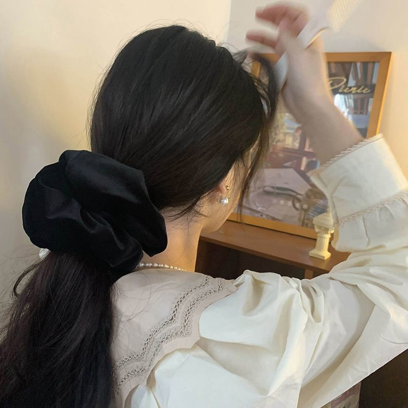 Oversize Black Velvet Scrunchi - Freshwater Line recension och pris